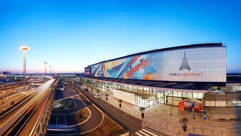 Photo de l'aéroport Orly 4 sur le bâtiment on voit écrit PARIS AEROPORT