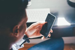 Une personne tenant un smartphone à la main