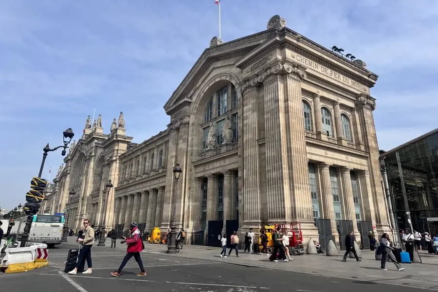 Batiment des chemin de fer de la gare du nord. Des passagers cirule autour.