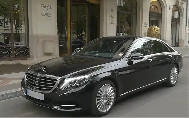 VTC Voiture mercedes de couleur noir