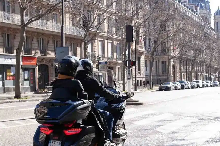 vue arriere d'une moto sur paris