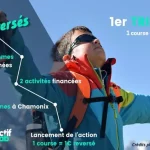 Un enfant qui ouvre les bras. regard vers le ciel.