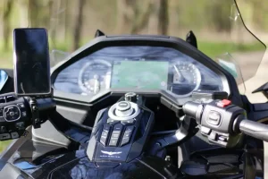 Tableau de bord de la goldwing, Un smartphone est placé sur un support