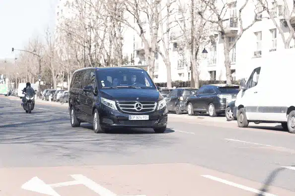 un véhicule de grand gabarit sur la route. une moto en arrière plan
