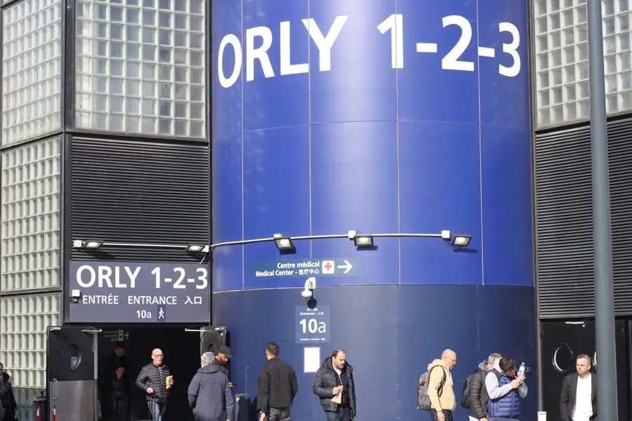 L'image montre l'entrée 10a des terminaux 1, 2 et 3 de l'aéroport d'Orly