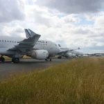Un avion sur un tarmac d'aéroport de beauvais. Autour de l'avion de l'herbe