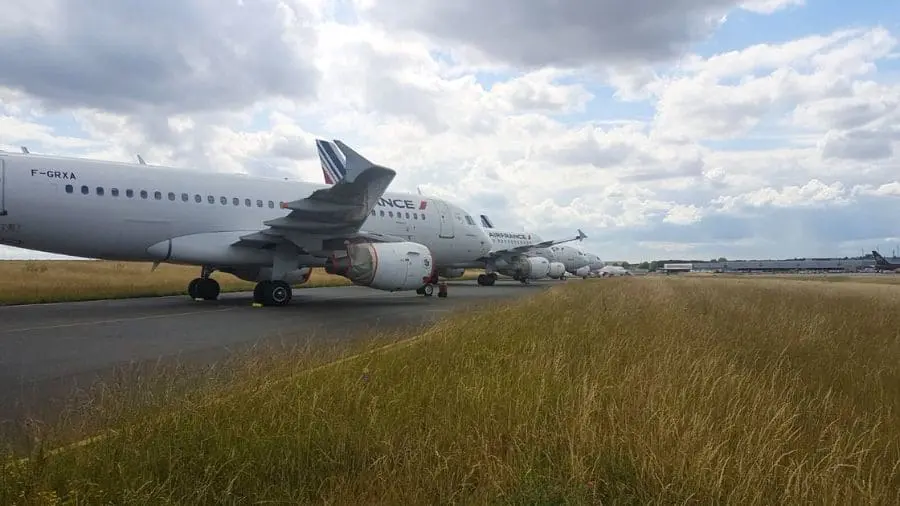 Un avion sur un tarmac d'aéroport de beauvais. Autour de l'avion de l'herbe