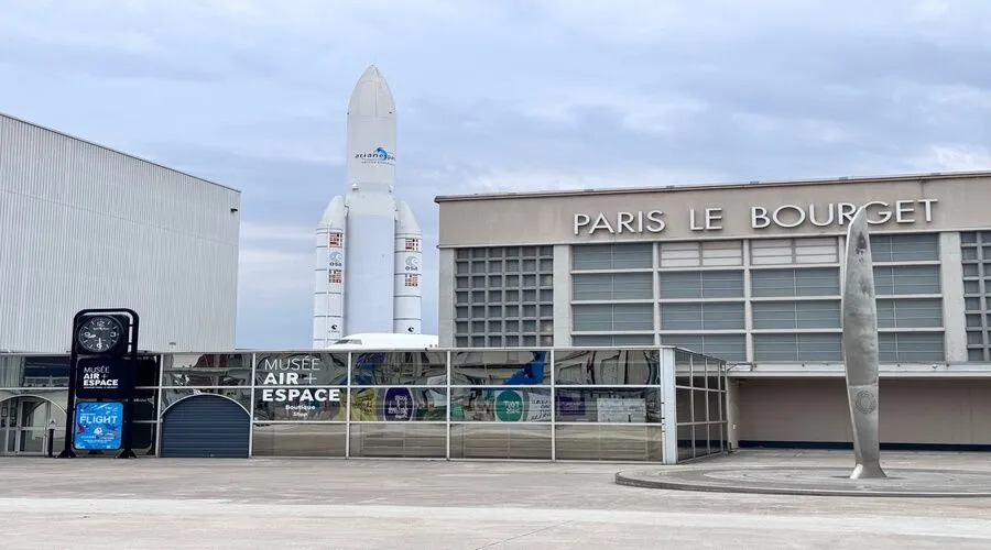 taxi moto le bourget une fuse en arriere plan.