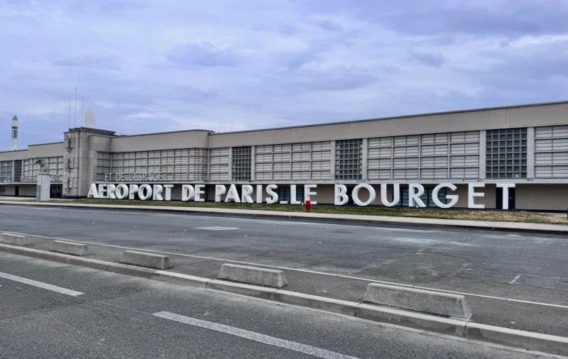 au taxi le bourget on voit en lettre blanche devant un batiement écrit aéropoprt de paris le boiurget