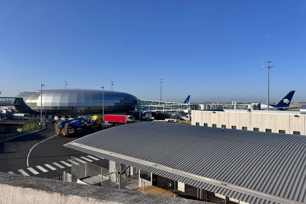 aeroport roissy. Un terminal en forme de soucoupe, ene arriere plan des avions