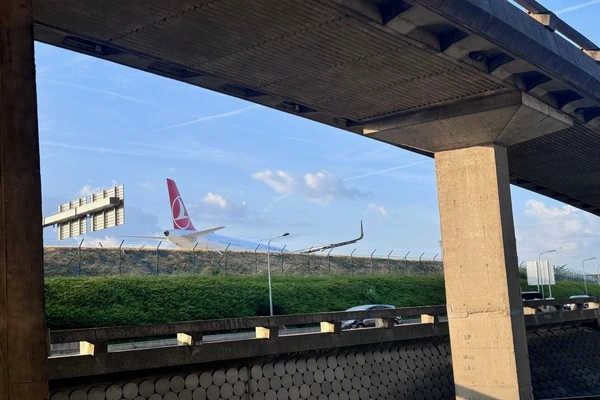 Premier un pont, en arriere plan on vois un avion