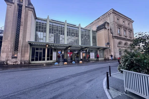 gare de l'est. Batiment coté rue d'alsace