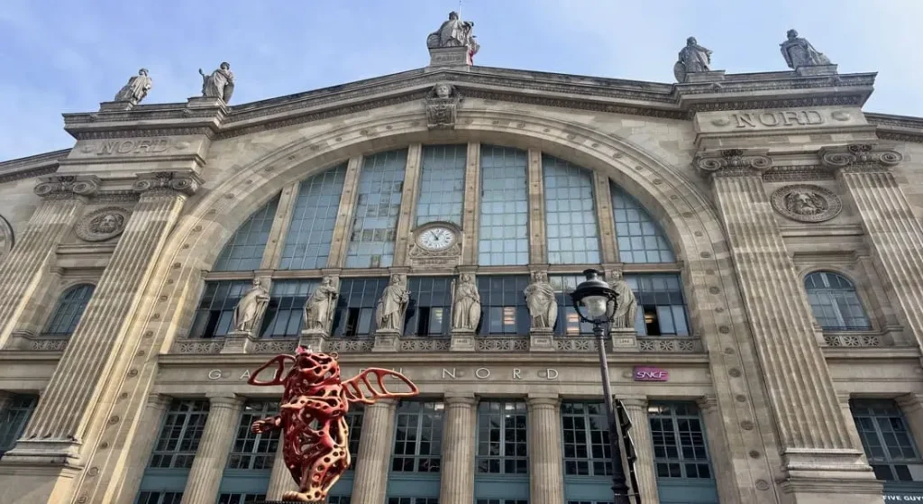 Face de la gare du nord. Batiment en piere