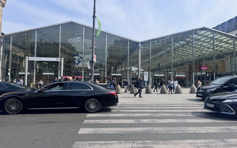 bariment des grande ligne de la gare du nord. Premier plan une voiture noir