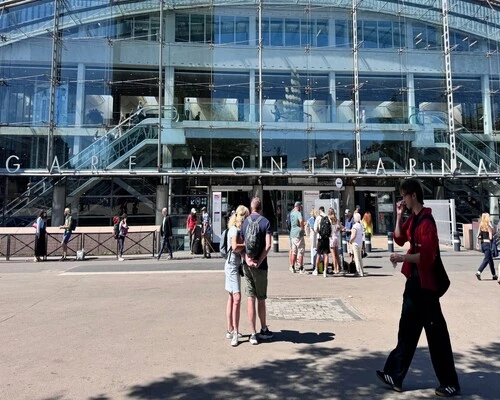 Gare montparnasse, des personnes devant la gare