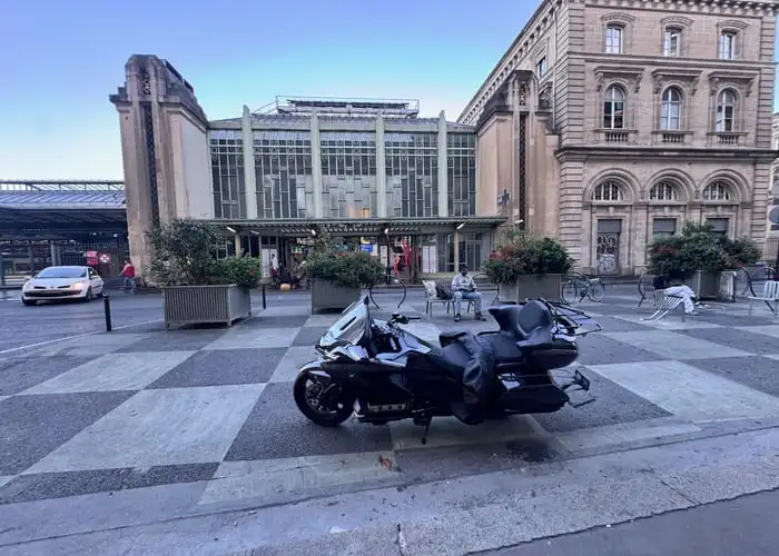 batiment de la gare de l'est, coté rue d'alsace. Une moto taxi est devant en attente