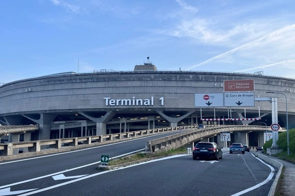 un batiement oval. Ecrit terminal 1, des voies de circulation autour