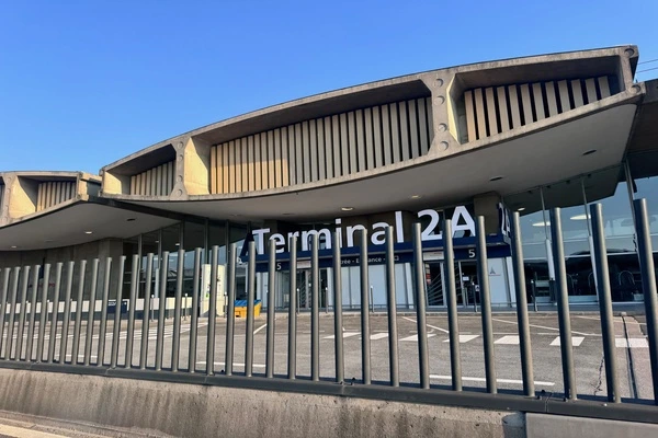 batiment oval, écrit dessus terminal 2A