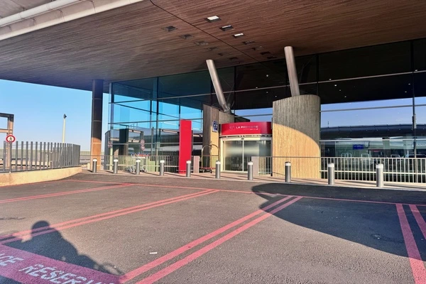 un batiement avec des coueleur gris et rouge