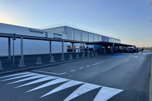 Un engare au bord d'une route. Batiment écrit terminal 3 Arrivées