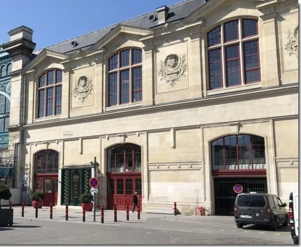 batiment type haussemanien avec des porte et fenetres rouge