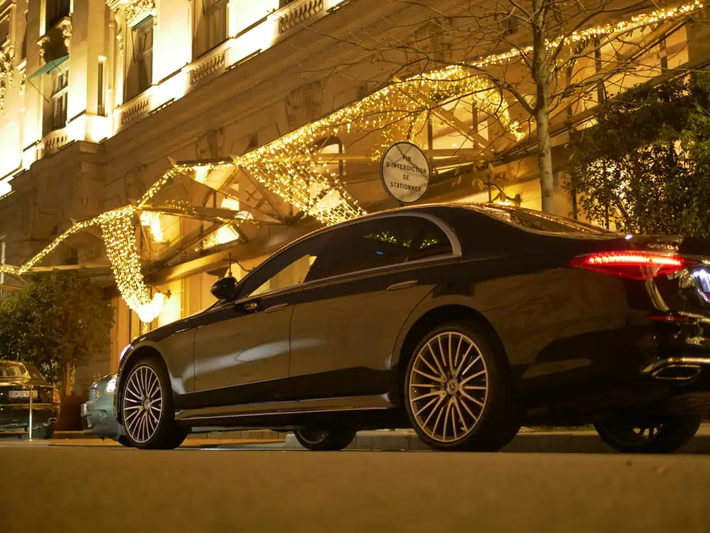 mercedes class noir devant un hotel. un éclérage magnifique de nuit