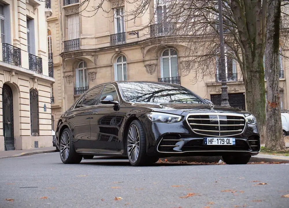 mercedes class s noir stationner devant des immeuble parisiens