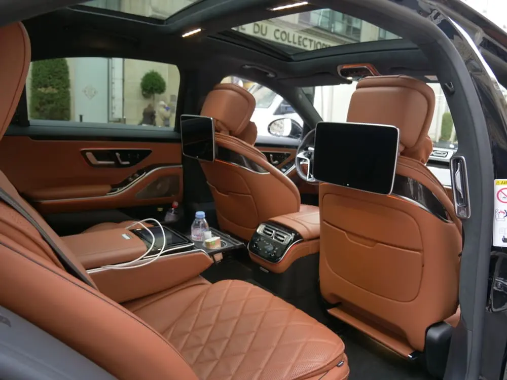 intérieur d'une mercedes class S. Cuir marron et écran tactile sur les appuis tete avant