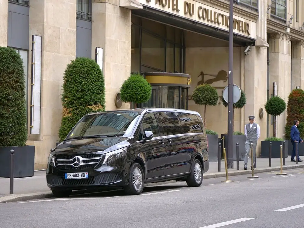 mercedes class v devant un hotel parisien hotel du collectionneur. Un portier est en attente