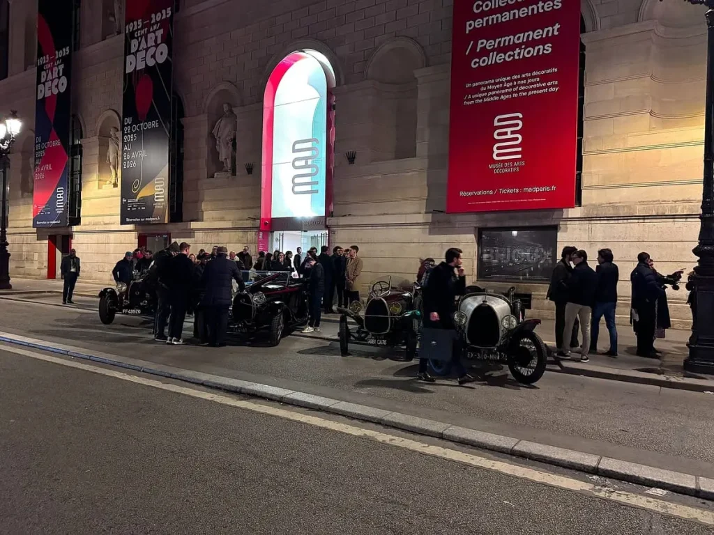 Convoi Bugatti accompagné par le taxi moto ACTIFcab à Paris pour Rétromobile 2026