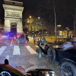 Moto taxi ACTIFcab escortant une Bugatti devant l'Arc de Triomphe à Paris