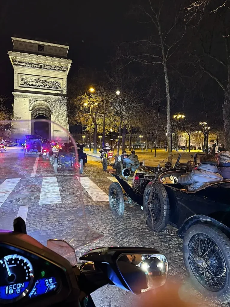 Taxi moto ACTIFcab devant l'Arc de Triomphe lors de la mission Bugatti Rétromobile 2026