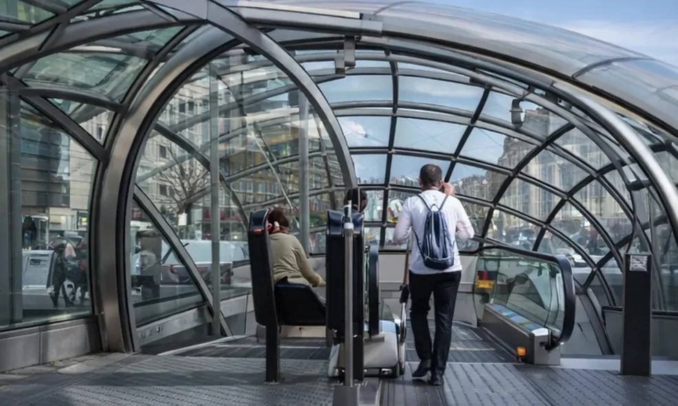 Triptyque de la gare Saint-Lazare à Paris montrant la façade haussmannienne, l’entrée de métro et la sculpture des horloges