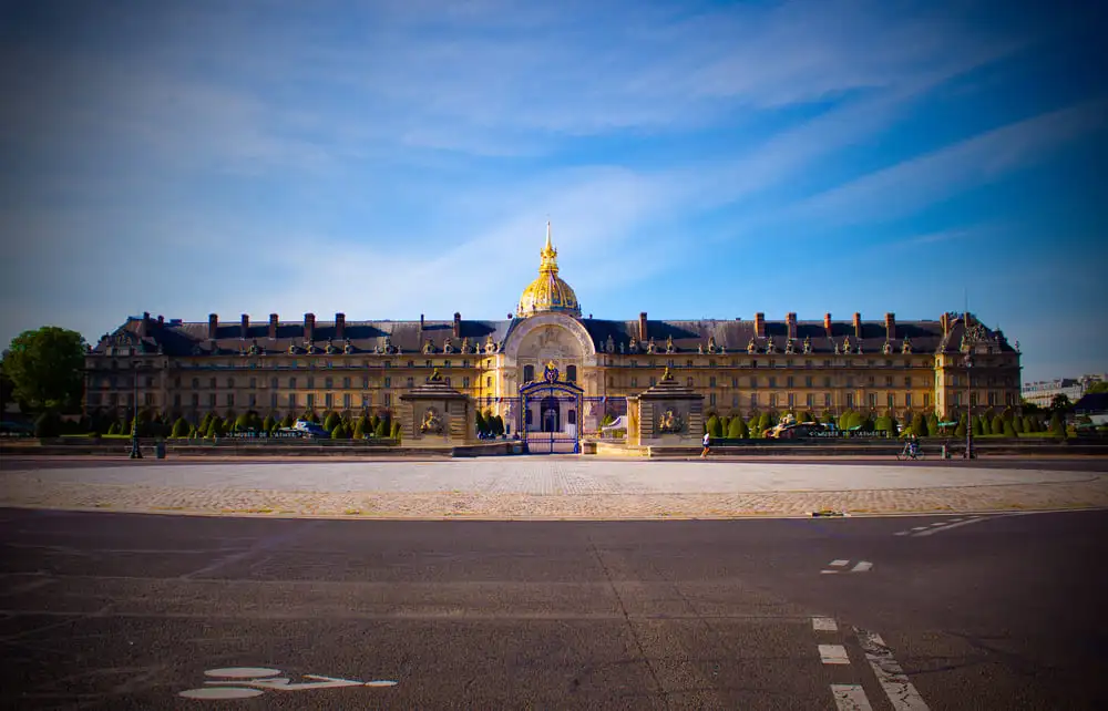 batiement long en perre les invalides