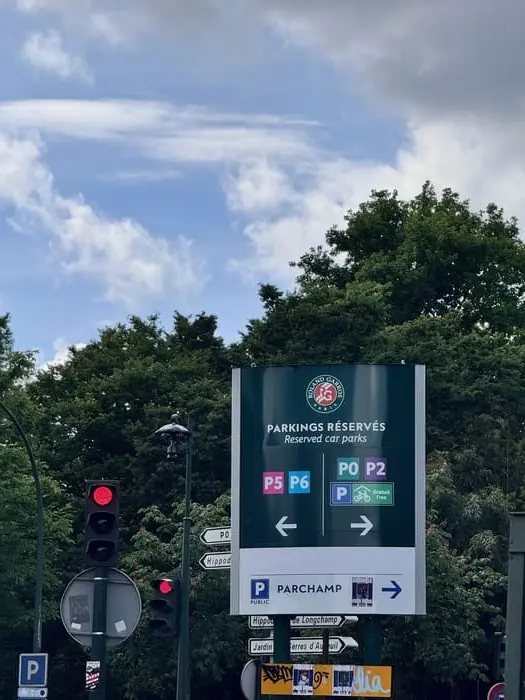 Panneau indicateur des parkings P2, P5 et P6 du stade Roland-Garros à Boulogne, zone de fort trafic desservie par nos motos-taxis.