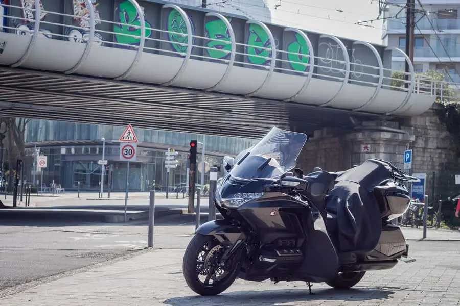 Moto taxi Paris traversant un pont haussmannien, solution de transport anti-embouteillages