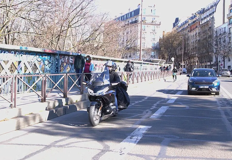 Chauffeur moto taxi Paris devant l'Assemblée Nationale, transfert ponctuel dans tout Paris