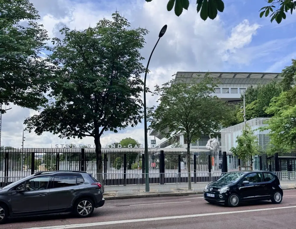 Entrée du stade Roland-Garros à Boulogne-Billancourt, destination privilégiée en taxi moto pour éviter les embouteillages durant le tournoi.