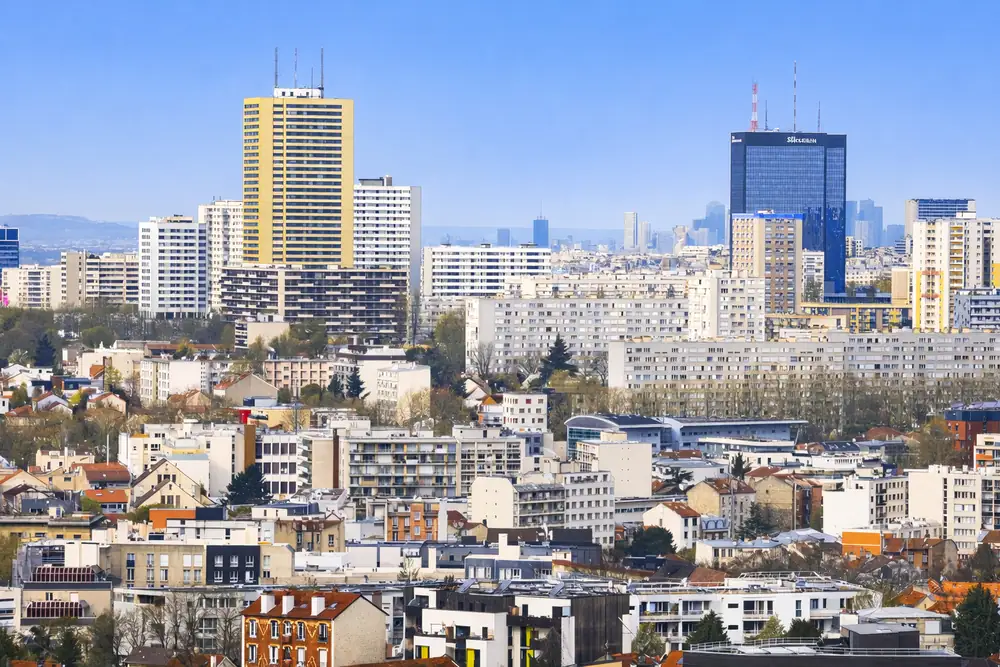 Vue panoramique sur la ville de Montreuil et ses tours de bureaux, zone de prise en charge rapide pour taxi moto vers Paris et les aéroports