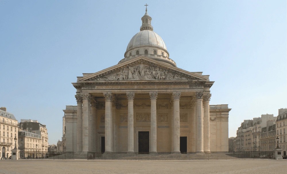 Façade néo-classique du Panthéon dans le 5ème arrondissement de Paris, zone desservie par nos taxis motos pour des transferts rapides.