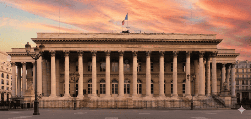 Palais Brongniart à Paris 2ème au coucher du soleil, point de prise en charge stratégique pour un taxi moto vers les aéroports.