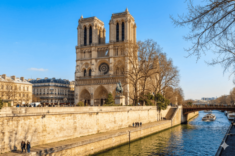 Vue de Notre-Dame de Paris depuis la Seine à la tombée de la nuit, transport de prestige en moto-taxi pour les visiteurs VIP et professionnels.