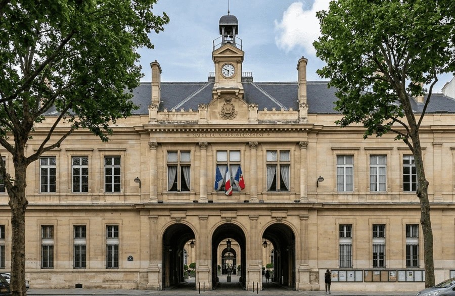 Façade de la Mairie du 6ème arrondissement de Paris, point de prise en charge pour taxi moto vers les gares et aéroports parisiens.