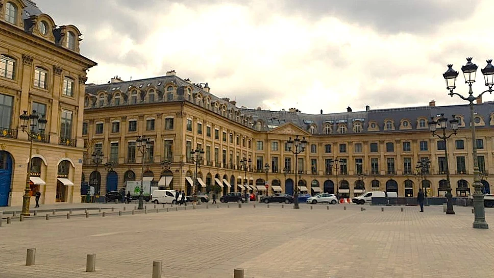 Façade historique de la Place Vendôme à Paris, zone de prise en charge prioritaire en moto-taxi Goldwing pour éviter les embouteillages du centre.