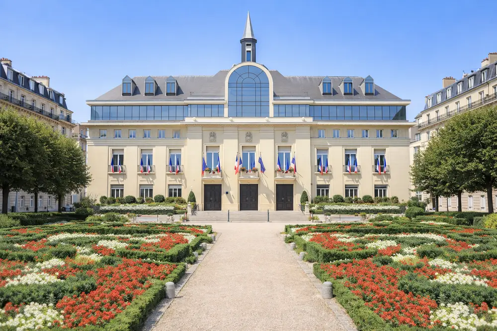 Taxi moto Versailles pour déplacements professionnels en Île-de-France, illustration devant l’Hôtel de Ville de Saint-Mandé.