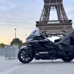 moto taxi paris, devant la tour eiffel en plein jours