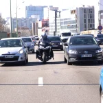 Taxi moto ACTIFcab circulant entre les voitures dans les embouteillages à Paris