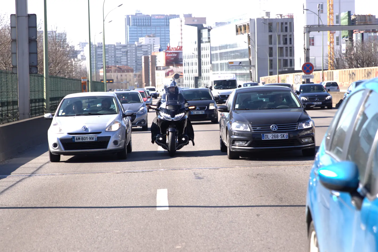 Taxi moto ACTIFcab circulant entre les voitures dans les embouteillages à Paris