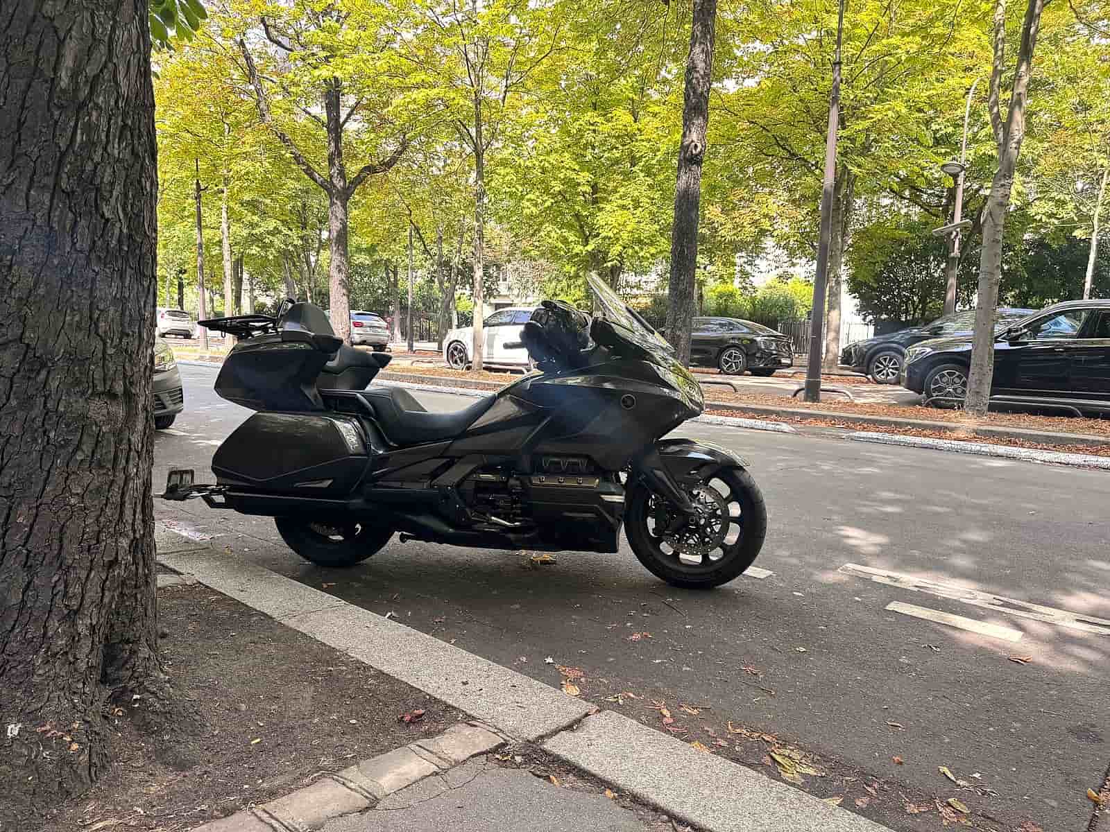 Taxi moto ACTIFcab Honda Goldwing 1800 stationné dans une rue arborée du 16ème arrondissement de Paris