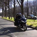 Taxi moto ACTIFcab avec passager sur une avenue de Paris